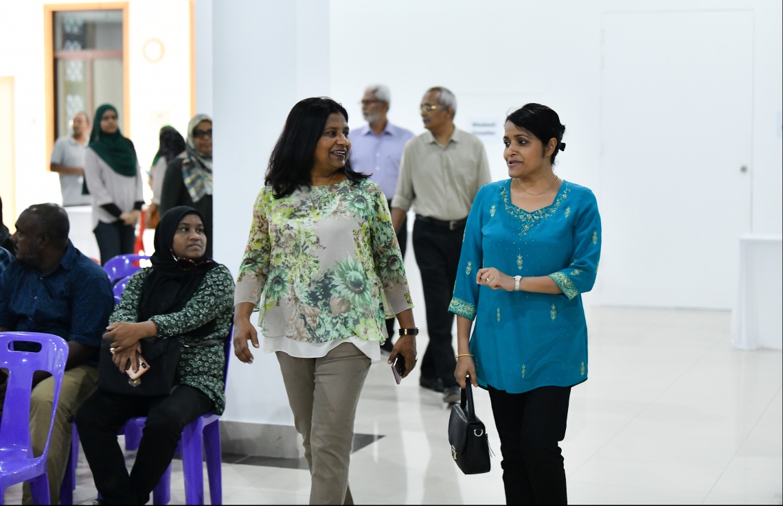 މާލެ: ޖޫން 21، 2019- އަމިނިއްޔާ ސްކޫލަށް 75 އަހަރު ފުރޭ މުނާސަބަތާ ގުޅުވައިގެން އާޓް ގެލެރީގައި މިއަދު ފެށި އާޓްސް އެންޑް ކްރާފްޓް އެގްޒިބިޝަން ހުޅުއްވައި ދެއްވުމަށް އާޓްސް އެންޑް ކަލްޗަރު މިނިސްޓަރު ޔުމްނާ މައުމޫން ވަޑައިގަންނަވަނީ.---ފޮޓޯ: ހުސައިން ވަހީދު/މިހާރު