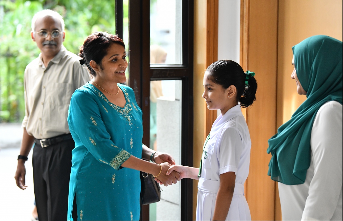 މާލެ: ޖޫން 21، 2019- އަމިނިއްޔާ ސްކޫލަށް 75 އަހަރު ފުރޭ މުނާސަބަތާ ގުޅުވައިގެން އާޓް ގެލެރީގައި މިއަދު ފެށި އާޓްސް އެންޑް ކްރާފްޓް އެގްޒިބިޝަން ހުޅުއްވައި ދެއްވުމަށް އާޓްސް އެންޑް ކަލްޗަރު މިނިސްޓަރު ޔުމްނާ މައުމޫން ވަޑައިގަތުމުން އަމިނިއްޔާގެ ކުއްޖަކު މަރުހަބާ ދަންނަވަނީ.---ފޮޓޯ: ހުސައިން ވަހީދު/މިހާރު