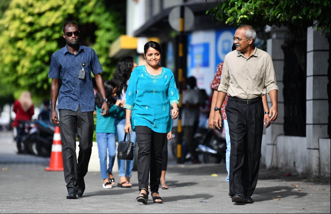 މާލެ: ޖޫން 21، 2019- އަމިނިއްޔާ ސްކޫލަށް 75 އަހަރު ފުރޭ މުނާސަބަތާ ގުޅުވައިގެން އާޓް ގެލެރީގައި މިއަދު ފެށި އާޓްސް އެންޑް ކްރާފްޓް އެގްޒިބިޝަން ހުޅުއްވައި ދެއްވުމަށް އާޓްސް އެންޑް ކަލްޗަރު މިނިސްޓަރު ޔުމްނާ މައުމޫން ވަޑައިގަންނަވަނީ.---ފޮޓޯ: ހުސައިން ވަހީދު/މިހާރު