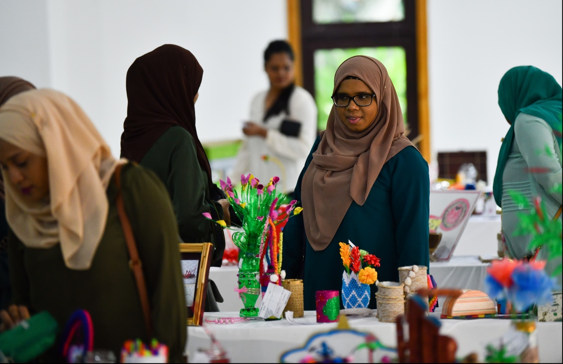 މާލެ: ޖޫން 21، 2019- އަމީނިއްޔާ ސްކޫލުގެ އަލިމަސްޔޫބީލާ ގުޅިގެން ބާއްވާ ހަރަކާތްތަކުގެ ތެރެއިން އެ ސްކޫލުގެ ކުދިންނާއި ޓީޗަރުންނާއި ބެލެނިވެރިންގެ އިތުރުން ކުރީގެ ދަރިވަރުންނަށް ހުޅުވާލައިގެން ފެށި އާޓް އެންޑް ކްރާފްޓް އެގްޒިބިޝަންގެ ތެރެއިން. ހޮނިހިރު ދުވަހުގެ ހަވީރު 4 ން ރޭގަނޑު 11 އަށް މި ހަފުލާ އާޓް ގެލެރީގައި ކުރިއަށް ގެންދާނެ.---ފޮޓޯ: ހުސައިން ވަހީދު/މިހާރު