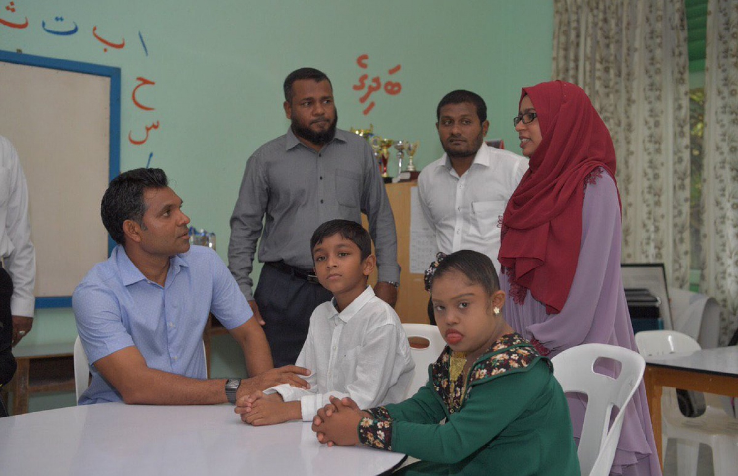 ނައިބު ރައީސް ފައިސަލް ނަސީމް މިއަދު ހއ. އިހަވަންދު އަށް ވަޑައިގެން ހާއްސަ އެހީއަށް ބޭނުންވާ ކުދިންތަކަކާ ބައްދަލު ކުރައްވަނީ. --- ފޮޓޯ: ރައީސް އޮފީސް