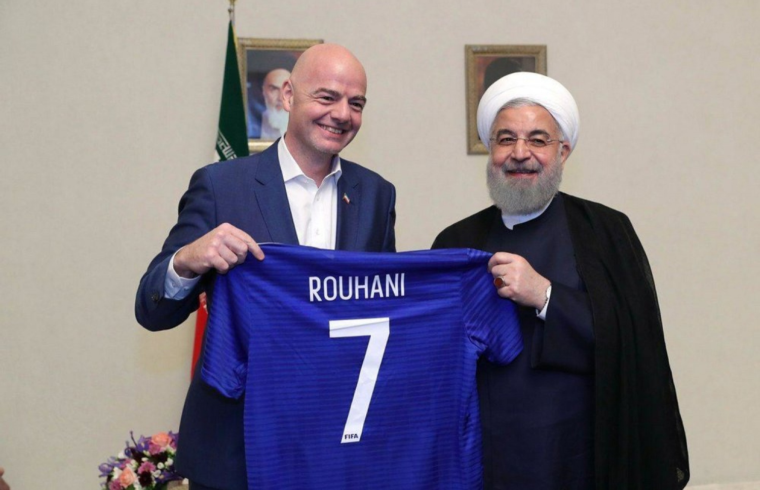 އީރާނުގެ ރައީސް ރޫހާނީ (ކ) އާއި ފީފާގެ ރައީސް އިންފަންޓީނޯ މިދިޔަ އަހަރު ބޭއްވި ބައްދަލުކުރެއްވުމުގެ ތެރެއިން. - ފޮޓޯ: އޭއެފްޕީ