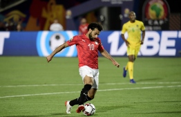 Egypt's forward Mohamed Salah drives the ball during the 2019 Africa Cup of Nations (CAN) football match between Egypt and Zimbabwe at Cairo International Stadium on June 21, 2019. (Photo by JAVIER SORIANO / AFP)