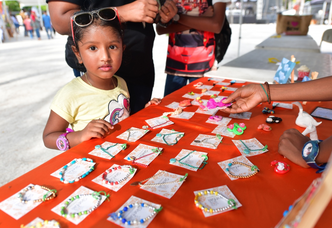 ހުޅުމާލެ: ޖޫން 22، 2019: ލައިވް މިއުޒިކަށް ލޯބި ކުރާ ފަންނާނުންގެ ހުނަރުތައް ދައްކާލުމަށް އުފައްދާފައިވާ މިއުޒިކް ކޮމިއުނިޓީ "ފަންނުގެ ދަރިން" ގެ ފަރާތުން ހުޅުމާލޭގައި ބޭއްވި ފެސްޓިވަލުގައި ބަހައްޓާފައިވާ މިއްކޮގެ "ޝެފަލީ" ބްރޭންޑްގެ ކްރާފްޓްސްތައް ކައިރީގައި ކުޑަކުއްޖަކު ހުއްޓިލައިގެން.-- ފޮޓޯ: ނިޝާން އަލީ / މިހާރު