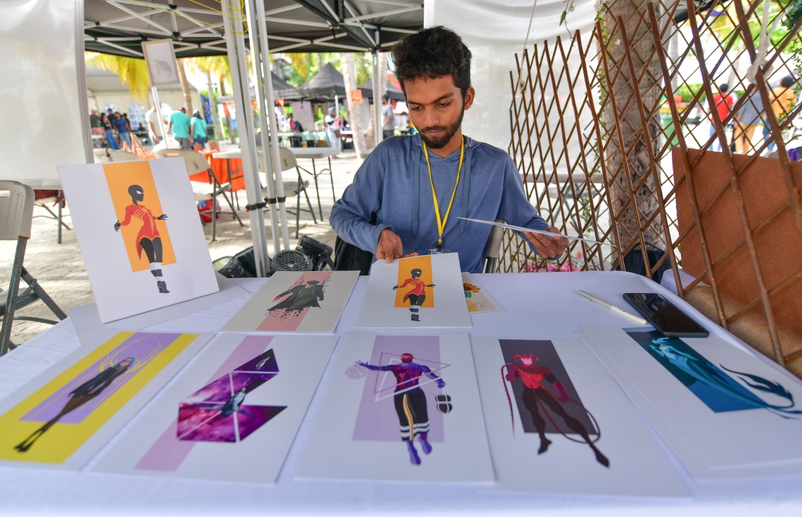 ހުޅުމާލެ: ޖޫން 22، 2019: ލައިވް މިއުޒިކަށް ލޯބި ކުރާ ފަންނާނުންގެ ހުނަރުތައް ދައްކާލުމަށް އުފައްދާފައިވާ މިއުޒިކް ކޮމިއުނިޓީ "ފަންނުގެ ދަރިން" ގެ ފަރާތުން ހުޅުމާލޭގައި ބޭއްވި ފެސްޓިވަލުގައި މީހަކު ކުރަހަނީ.-- ފޮޓޯ: ނިޝާން އަލީ /މިހާރު