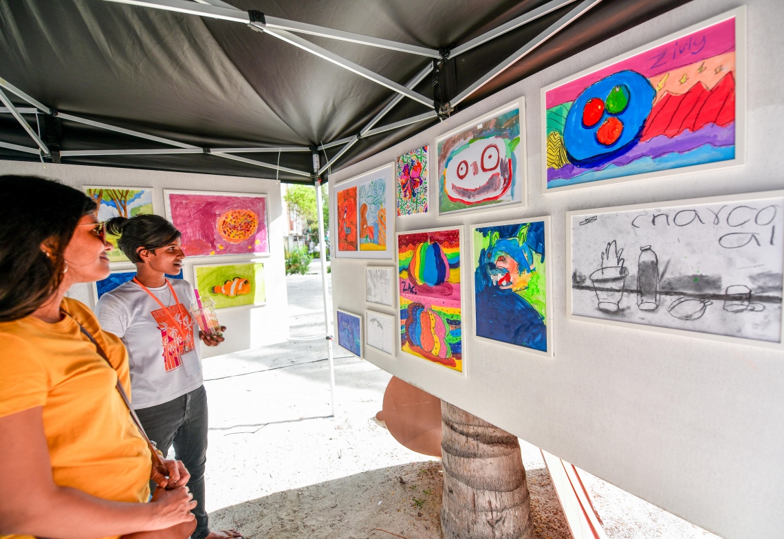 ހުޅުމާލެ: ޖޫން 22، 2019: ލައިވް މިއުޒިކަށް ލޯބި ކުރާ ފަންނާނުންގެ ހުނަރުތައް ދައްކާލުމަށް އުފައްދާފައިވާ މިއުޒިކް ކޮމިއުނިޓީ "ފަންނުގެ ދަރިން" ގެ ފަރާތުން ހުޅުމާލޭގައި ބޭއްވި ފެސްޓިވަލުގައި ބަހައްޓާފައިވާ ކުރެހުންތަކެއް ބަޔަކު ބަލާލަނީ.-- ފޮޓޯ: ނިޝާން އަލީ /މިހާރު