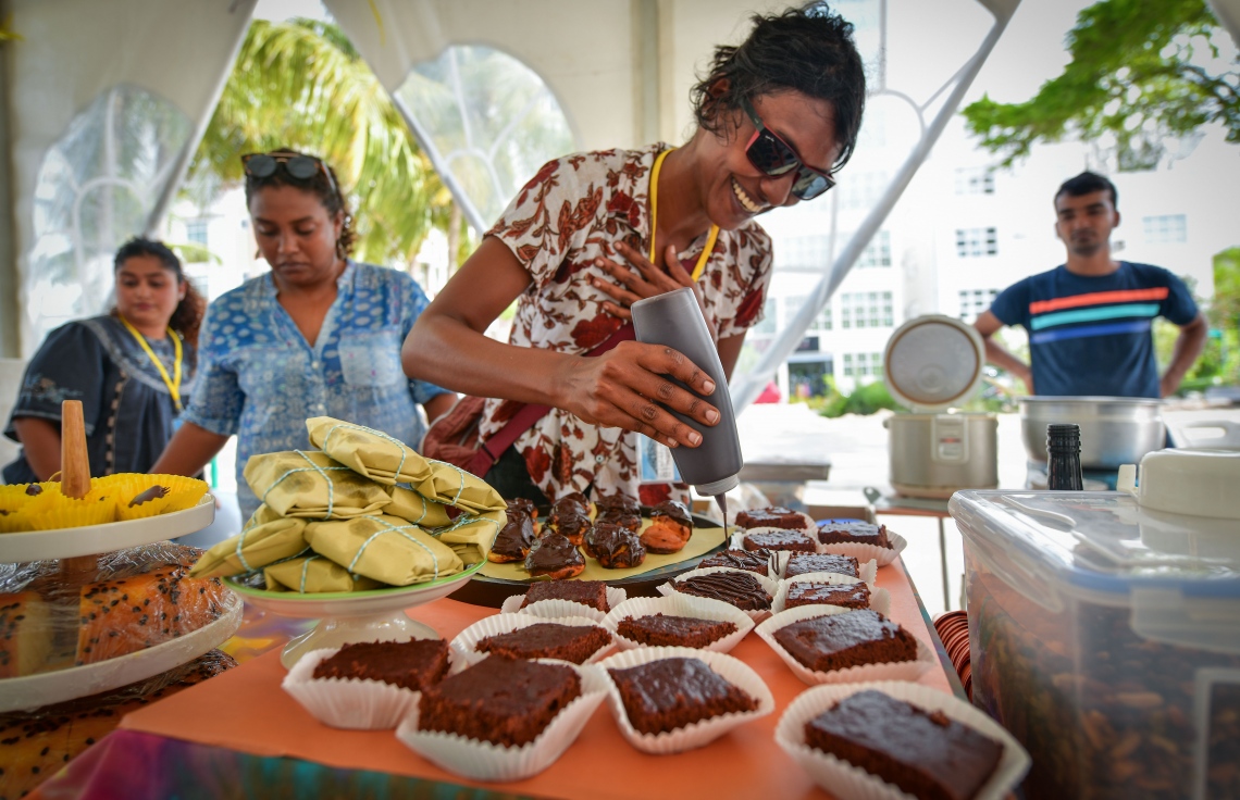 ހުޅުމާލެ: ޖޫން 22، 2019: ލައިވް މިއުޒިކަށް ލޯބި ކުރާ ފަންނާނުންގެ ހުނަރުތައް ދައްކާލުމަށް އުފައްދާފައިވާ މިއުޒިކް ކޮމިއުނިޓީ "ފަންނުގެ ދަރިން" ގެ ފަރާތުން ހުޅުމާލޭގައި ބޭއްވި ފެސްޓިވަލުގައި ބަޔަކު ހަރަކާތްތެރިވަނީ.-- ފޮޓޯ: ނިޝާން އަލީ /މިހާރު