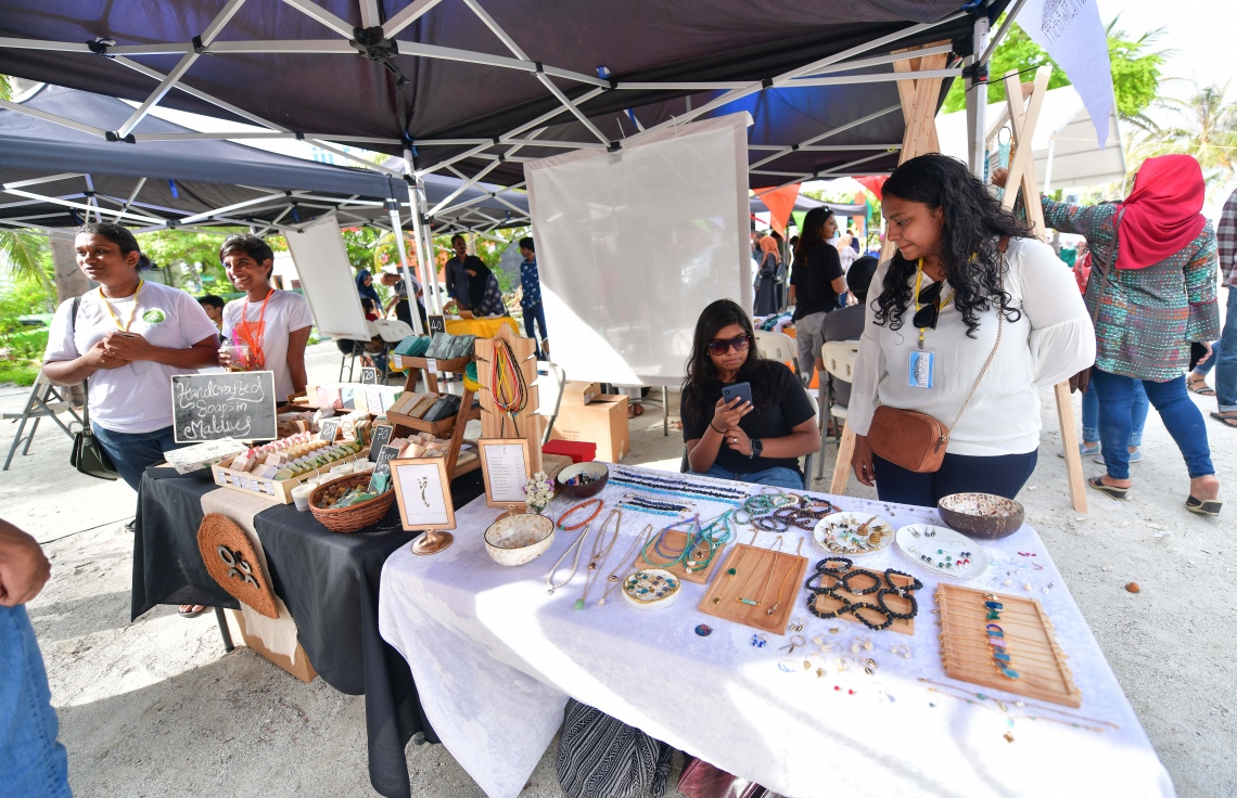 ހުޅުމާލެ: ޖޫން 22، 2019: ލައިވް މިއުޒިކަށް ލޯބި ކުރާ ފަންނާނުންގެ ހުނަރުތައް ދައްކާލުމަށް އުފައްދާފައިވާ މިއުޒިކް ކޮމިއުނިޓީ "ފަންނުގެ ދަރިން" ގެ ފަރާތުން ހުޅުމާލޭގައި ބޭއްވި ފެސްޓިވަލުގައި ބަޔަކު މަޑުކޮށްލައިގެން.-- ފޮޓޯ: ނިޝާން އަލީ /މިހާރު