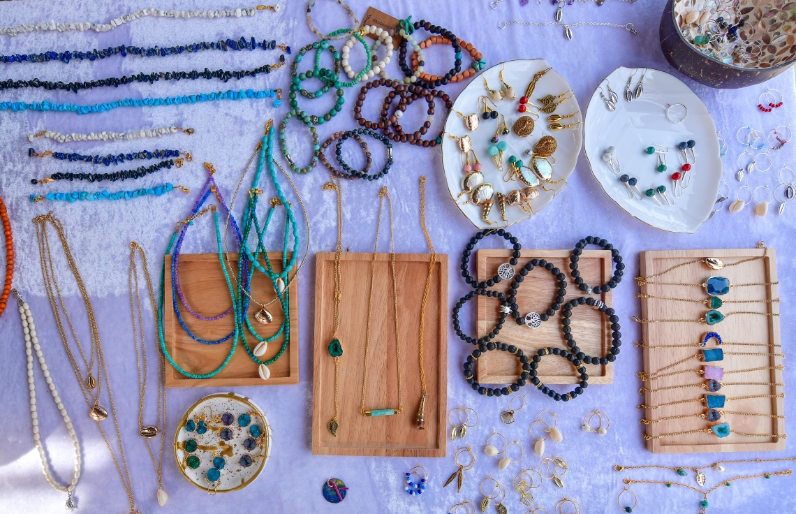 ހުޅުމާލެ: ޖޫން 22، 2019: ލައިވް މިއުޒިކަށް ލޯބި ކުރާ ފަންނާނުންގެ ހުނަރުތައް ދައްކާލުމަށް އުފައްދާފައިވާ މިއުޒިކް ކޮމިއުނިޓީ "ފަންނުގެ ދަރިން" ގެ ފަރާތުން ހުޅުމާލޭގައި ބޭއްވި ފެސްޓިވަލުގައި މީހެއްގެ ހުނަރު ބޭނުންކޮށްގެން އުފައްދާފައިވާ ބައެއް ސާމާނު.-- ފޮޓޯ: ނިޝާން އަލީ /މިހާރު