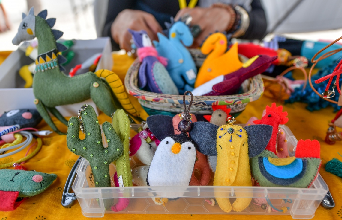 ހުޅުމާލެ: ޖޫން 22، 2019: ލައިވް މިއުޒިކަށް ލޯބި ކުރާ ފަންނާނުންގެ ހުނަރުތައް ދައްކާލުމަށް އުފައްދާފައިވާ މިއުޒިކް ކޮމިއުނިޓީ "ފަންނުގެ ދަރިން" ގެ ފަރާތުން ހުޅުމާލޭގައި ބޭއްވި ފެސްޓިވަލުގައި މީހެއްގެ ހުނަރު ބޭނުންކޮށްގެން އުފައްދާފައިވާ ބައެއް ސާމާނު.-- ފޮޓޯ: ނިޝާން އަލީ /މިހާރު