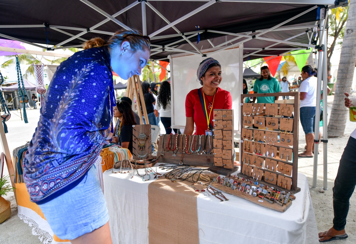 ހުޅުމާލެ: ޖޫން 22، 2019: ލައިވް މިއުޒިކަށް ލޯބި ކުރާ ފަންނާނުންގެ ހުނަރުތައް ދައްކާލުމަށް އުފައްދާފައިވާ މިއުޒިކް ކޮމިއުނިޓީ "ފަންނުގެ ދަރިން" ގެ ފަރާތުން ހުޅުމާލޭގައި ބޭއްވި ފެސްޓިވަލުގައި މީހެއްގެ ހުނަރު ބޭނުންކޮށްގެން އުފައްދާފައިވާ ބައެއް ސާމާނު.-- ފޮޓޯ: ނިޝާން އަލީ /މިހާރު