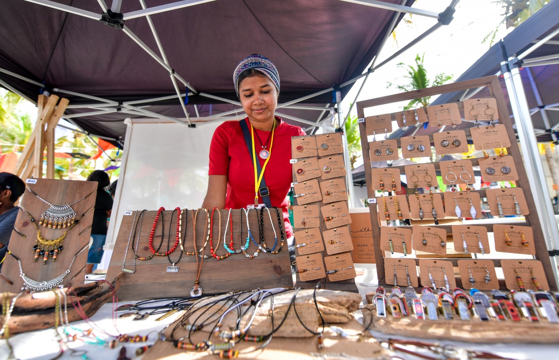 ހުޅުމާލެ: ޖޫން 22، 2019: ލައިވް މިއުޒިކަށް ލޯބި ކުރާ ފަންނާނުންގެ ހުނަރުތައް ދައްކާލުމަށް އުފައްދާފައިވާ މިއުޒިކް ކޮމިއުނިޓީ "ފަންނުގެ ދަރިން" ގެ ފަރާތުން ހުޅުމާލޭގައި ބޭއްވި ފެސްޓިވަލުގައި މީހެއްގެ ހުނަރު ބޭނުންކޮށްގެން އުފައްދާފައިވާ ބައެއް ސާމާނު.-- ފޮޓޯ: ނިޝާން އަލީ /މިހާރު