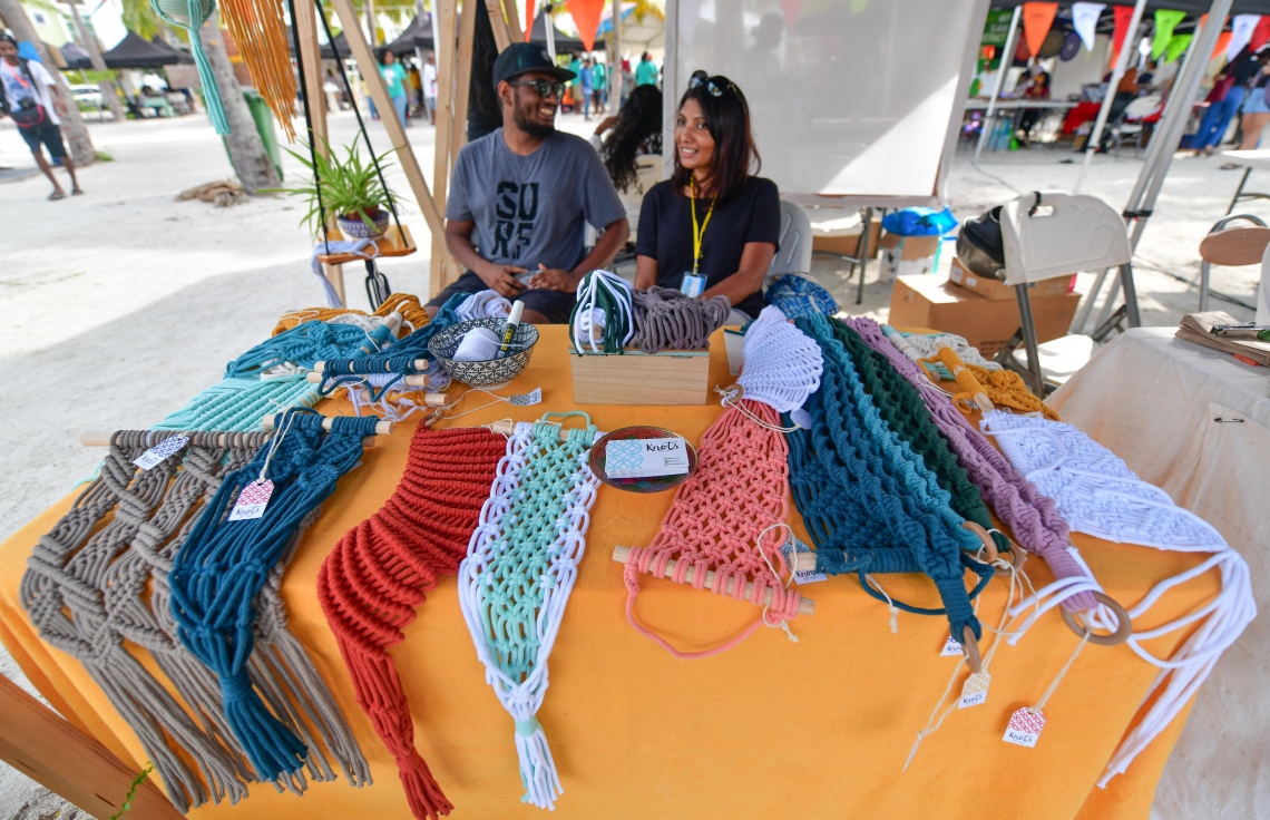 ހުޅުމާލެ: ޖޫން 22، 2019: ލައިވް މިއުޒިކަށް ލޯބި ކުރާ ފަންނާނުންގެ ހުނަރުތައް ދައްކާލުމަށް އުފައްދާފައިވާ މިއުޒިކް ކޮމިއުނިޓީ "ފަންނުގެ ދަރިން" ގެ ފަރާތުން ހުޅުމާލޭގައި ބޭއްވި ފެސްޓިވަލުގައި މީހެއްގެ ހުނަރު ބޭނުންކޮށްގެން އުފައްދާފައިވާ ބައެއް ސާމާނު.-- ފޮޓޯ: ނިޝާން އަލީ /މިހާރު