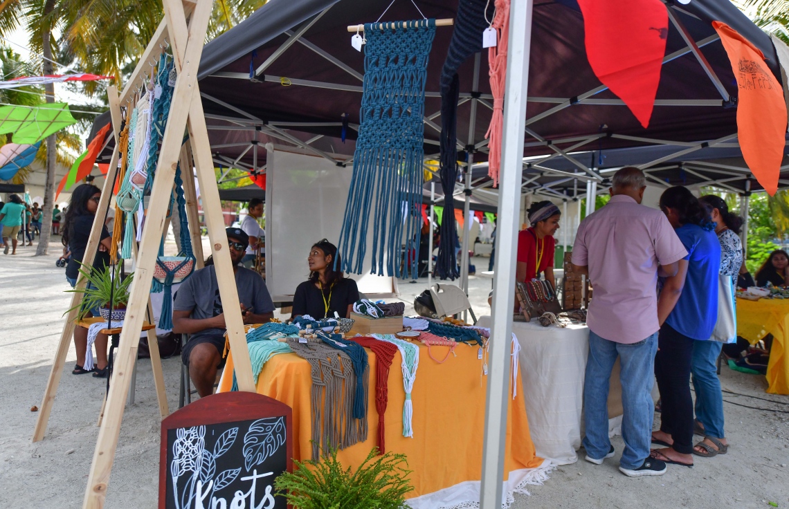 ހުޅުމާލެ: ޖޫން 22، 2019: ލައިވް މިއުޒިކަށް ލޯބި ކުރާ ފަންނާނުންގެ ހުނަރުތައް ދައްކާލުމަށް އުފައްދާފައިވާ މިއުޒިކް ކޮމިއުނިޓީ "ފަންނުގެ ދަރިން" ގެ ފަރާތުން ހުޅުމާލޭގައި ބޭއްވި ފެސްޓިވަލުގައި މީހެއްގެ ހުނަރު ބޭނުންކޮށްގެން އުފައްދާފައިވާ ބައެއް ސާމާނު ބަޔަކު ބަލާލަނީ.-- ފޮޓޯ: ނިޝާން އަލީ /މިހާރު