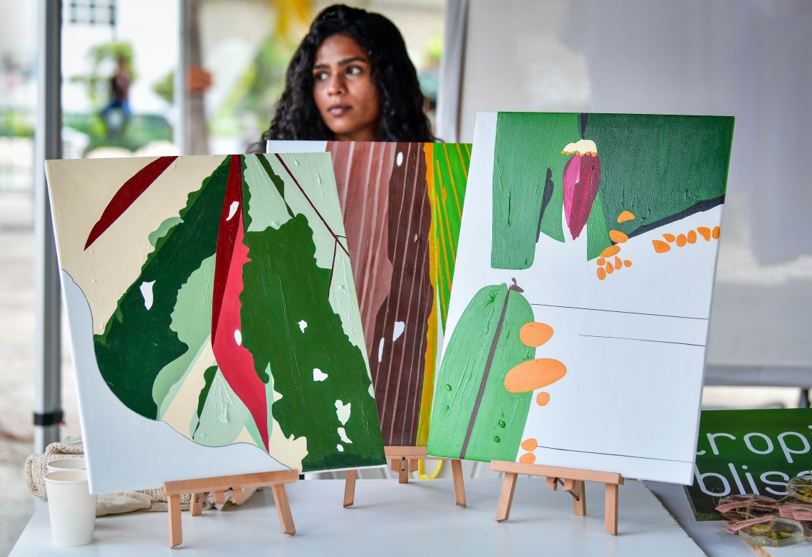 ހުޅުމާލެ: ޖޫން 22، 2019: ލައިވް މިއުޒިކަށް ލޯބި ކުރާ ފަންނާނުންގެ ހުނަރުތައް ދައްކާލުމަށް އުފައްދާފައިވާ މިއުޒިކް ކޮމިއުނިޓީ "ފަންނުގެ ދަރިން" ގެ ފަރާތުން ހުޅުމާލޭގައި ބޭއްވި ފެސްޓިވަލުގައި އާޓިސްޓެއް ކުރަހާފައިވާ ކުރެހުންތަކެއް.-- ފޮޓޯ: ނިޝާން އަލީ /މިހާރު