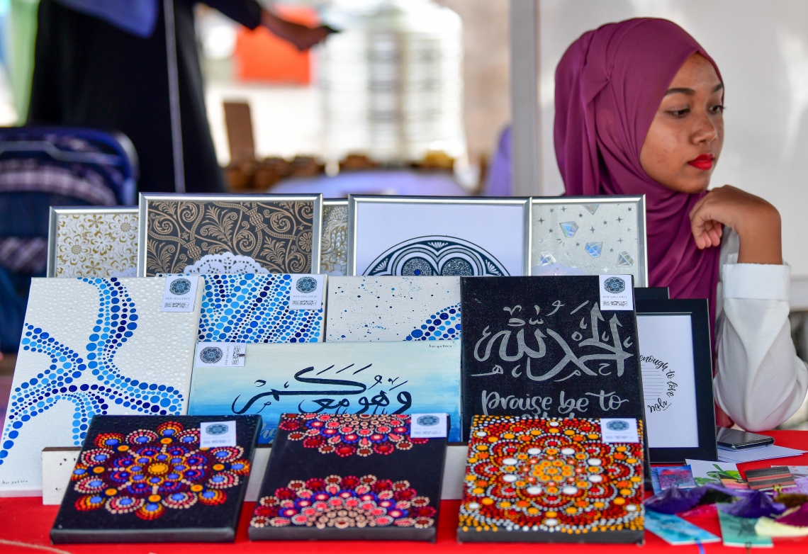 ހުޅުމާލެ: ޖޫން 22، 2019: ލައިވް މިއުޒިކަށް ލޯބި ކުރާ ފަންނާނުންގެ ހުނަރުތައް ދައްކާލުމަށް އުފައްދާފައިވާ މިއުޒިކް ކޮމިއުނިޓީ "ފަންނުގެ ދަރިން" ގެ ފަރާތުން ހުޅުމާލޭގައި ބޭއްވި ފެސްޓިވަލުގައި ކެލިގްރަފީ އާޓިސްޓެއްގެ ބައެއް މަސައްކަތްތައް.-- ފޮޓޯ: ނިޝާން އަލީ /މިހާރު