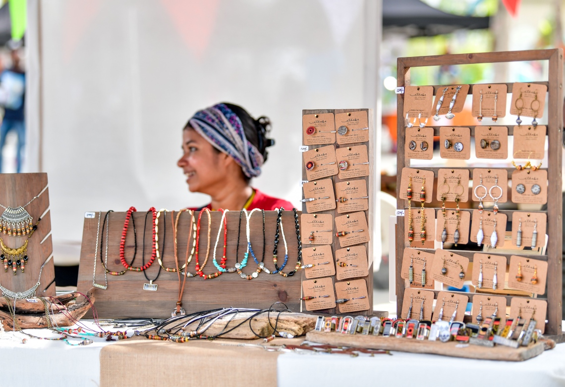 ހުޅުމާލެ: ޖޫން 22، 2019: ލައިވް މިއުޒިކަށް ލޯބި ކުރާ ފަންނާނުންގެ ހުނަރުތައް ދައްކާލުމަށް އުފައްދާފައިވާ މިއުޒިކް ކޮމިއުނިޓީ "ފަންނުގެ ދަރިން" ގެ ފަރާތުން ހުޅުމާލޭގައި ބޭއްވި ފެސްޓިވަލުގައި މީހެއްގެ ހުނަރު ބޭނުންކޮށްގެން އުފައްދާފައިވާ ބައެއް ސާމާނު.-- ފޮޓޯ: ނިޝާން އަލީ /މިހާރު