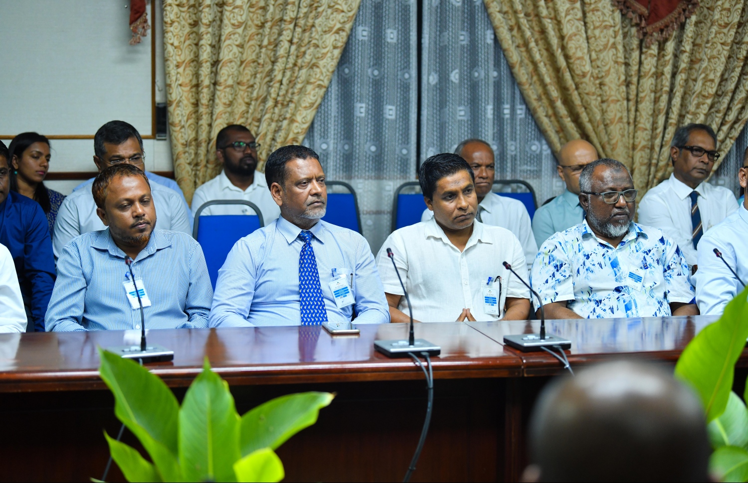 ސަރުކާރުގެ ބައެއް ކުންފުނިތަކާއި މިނިވަން މުއައްސަސާތަކުގެ ބައެއް އިސް ބޭފުޅުން ރައްޔިތުންގެ މަޖިލިހުގެ ކޮމިޓީއެއްގައި. --- ފޮޓޯ: ހުސެއިން ވަހީދު/ މިހާރު