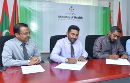 Minister of Health Abdulla Ameen (C) at the signing ceremony. PHOTO: NISHAN ALI / MIHAARU