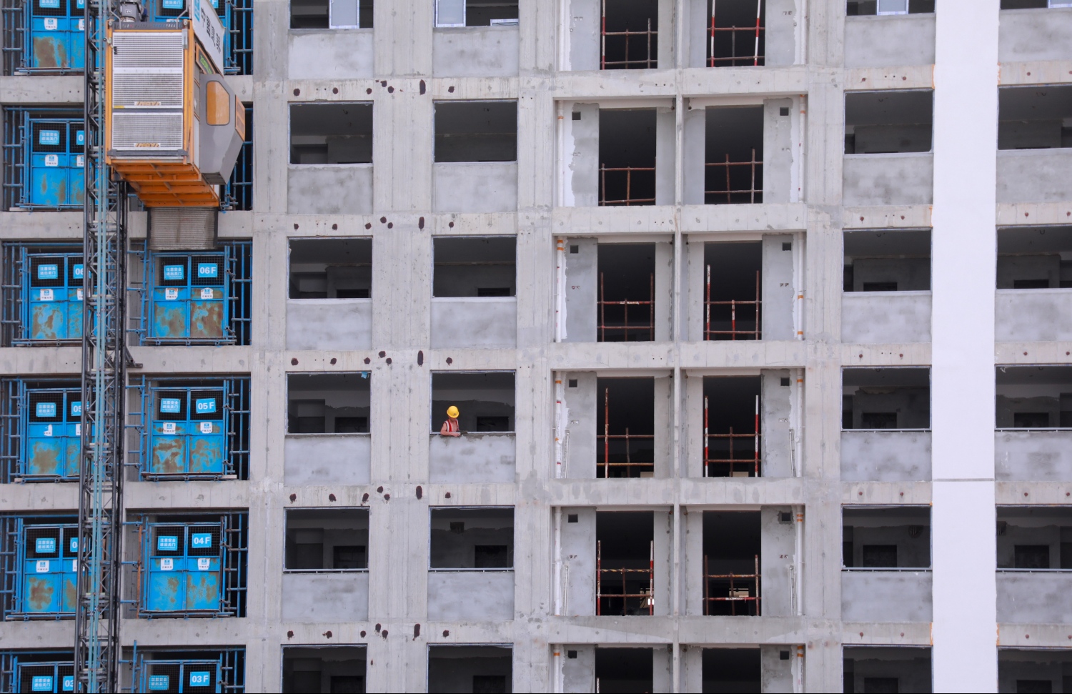 ހުޅުމާލޭގައި އިމާރާތް ކުރަމުން އަންނަ 25 ބުރީގެ ޓަވަރެއް. ކޮންމެ ޓަވަރެއްގައި ވެސް ހުންނަނީ ތިން ލިފްޓު ކަމުން، ގިނަ ބަޔަކަށް އުނދަގުލާ ކުރިމަތިލާން ޖެހޭނެ. --- ފޮޓޯ: ހުސެއިން ވަހީދު/ މިހާރު