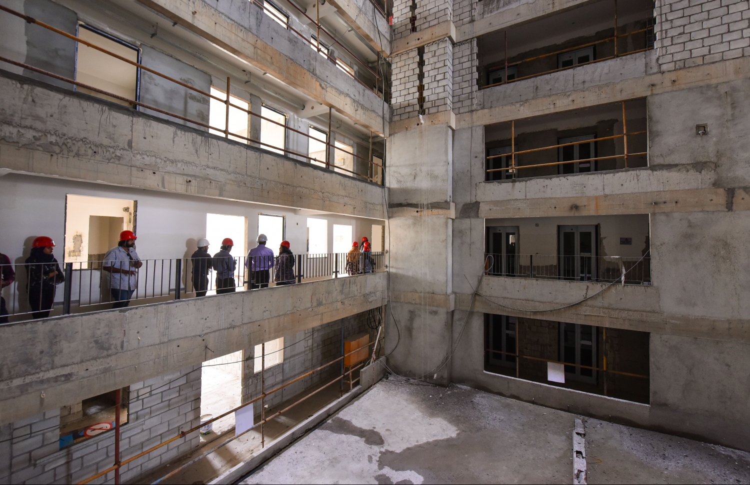 "ހިޔާ ޕްރޮޖެކްޓް" ގެ ދަށުން ހުޅުމާލޭގެ ދެވަނަ ފިޔަވަހީގައި ބިނާކުރި ޓަވަރުތަކުގެ ތެރެއިން ޓަވަރެއްގެ އެތެރެ.---ފޮޓޯ: ހުސައިން ވަހީދު/މިހާރު