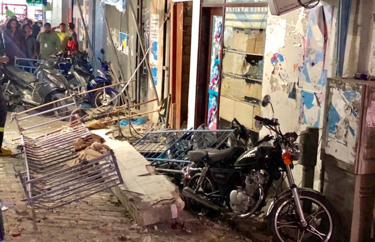 ބެލްކަނީގެ ޝީޓުން ބައެއް މަގުމައްޗަށް ވެއްޓިފައި. --ފޮޓޯ/ޝާރިފް