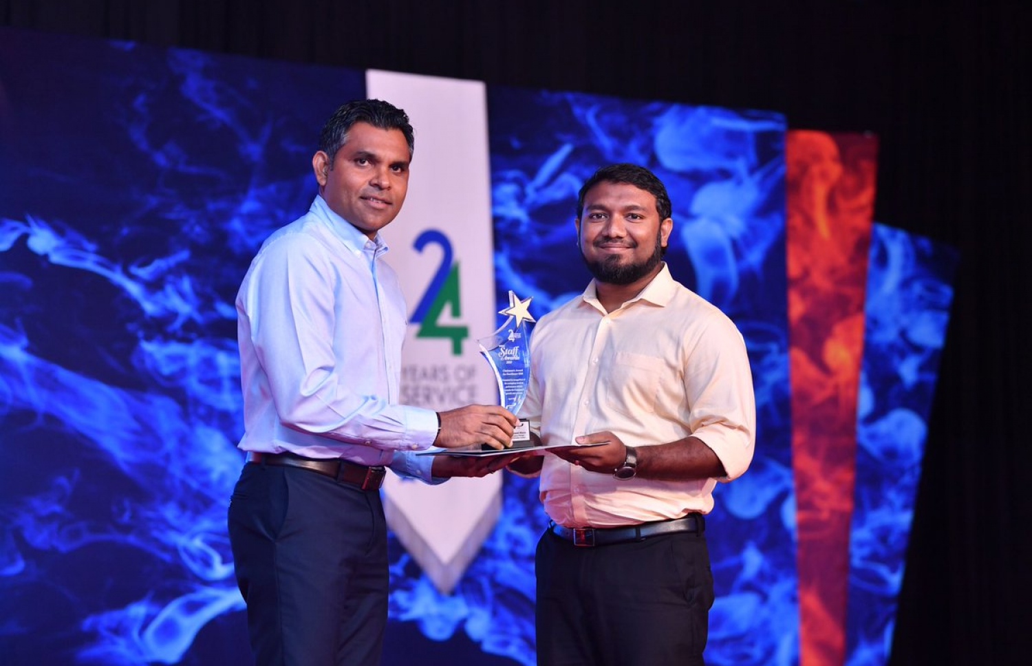 ނައިބު ރައީސް ފައިސަލް އެމްޑަބްލިއުއެސްސީ އަށް ހިދުމަތްކޮށް ދިން މުވައްޒަފަކަށް ހަނދާނީ ފިލައެއް ދެއްވަނީ. --- ފޮޓޯ: ރައީސް އޮފީސް