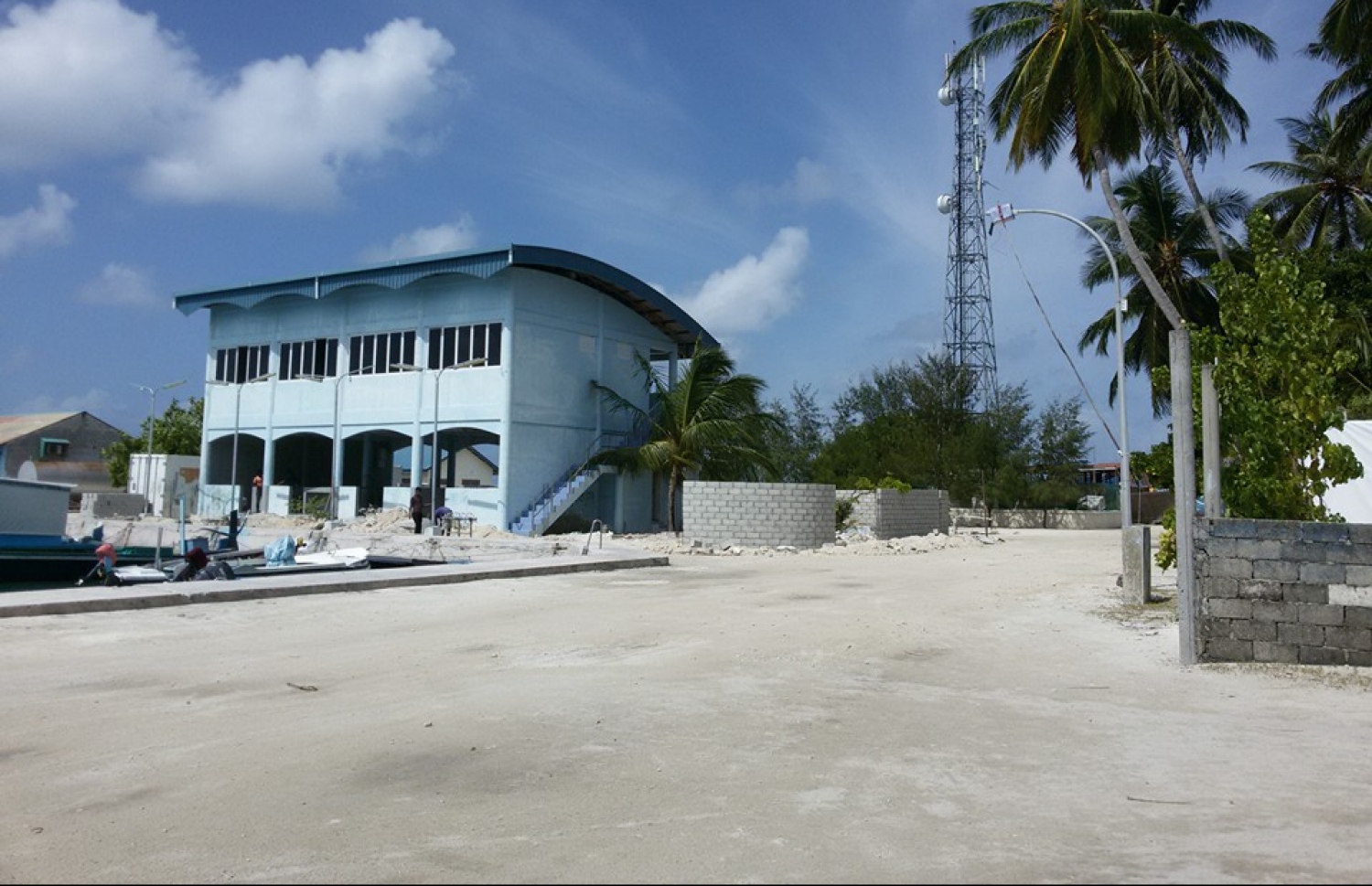 ރ. މަޑުއްވަރީ ބަނދަރުމަތި: އެ ރަށުގައި ހަރުކަށި ފިކުރު ފަތުރާ ބަޔަކު ހޯދަން ފުލުހުންނާއި ސިފައިން އަންނަނީ އޮޕަރޭޝަނެއް ހިންގަމުން. -- ފޮޓޯ: މަޑުއްވަރީ ކައުންސިލްގެ އިދާރާ