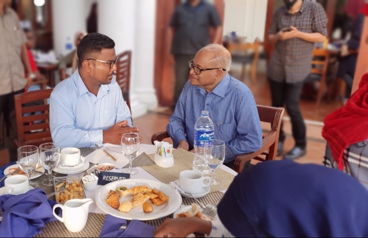 މައުމޫން،ލަންކާގައި އުޅޭ ދިވެހިންނާ ބައްދަލުކުރައްވައިފި