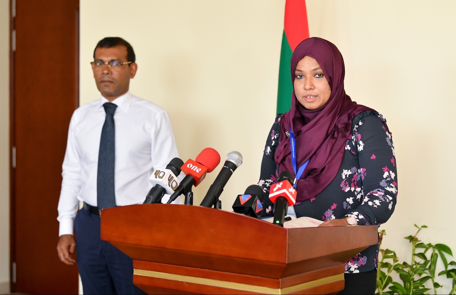 މަޖިލިހުގައި މިއަދު ބޭއްވި ނޫސްވެރިންގެ ބައްދަލުވުމުގައި އަމީން އާންމު ފާތުމަތު ނިއުޝާ ވާހަކަ ދައްކަވާ އިރު، މަޖިލިހުގެ ރައީސް މުހައްމަދު ނަޝީދު މަޑުކޮށްލައިގެން. --- ފޮޓޯ: ހުސެއިން ވަހީދު/ މިހާރު