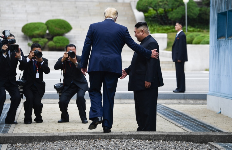 ނޯތު ކޮރެއާ އަށް ވަޑައިގެން ޓްރަމްޕް ތާރީޚުގެ ތެރެއަށް