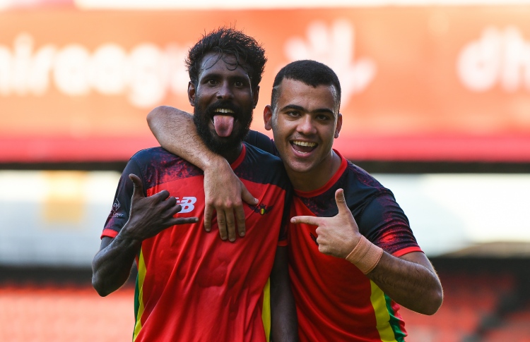 ދަ ގްރާންޑޭ މޮޅުވުމުގެ ސިލްސިލާ ދަމަހައްޓައިފި