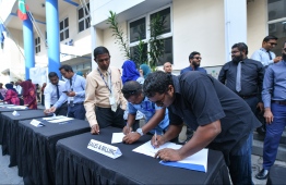 Employees of Fenaka Corporation signing the government's 'Zero Tolerance to Corruption' movement. PHOTO: HUSSAIN WAHEED/ MIHAARU