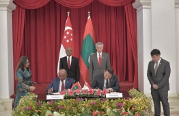 President Ibrahim Mohamed Solih and the Prime Minister of Singapore, Lee Hsien Loong, oversee the signing of two MOUs between Maldives and Singapore on July 1, 2019. PHOTO/PRESIDENT'S OFFICE