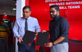 Bank of Maldives Deptuy CEO Mohamed Shareef and FAM's Presideng Bassam Adeel Jaleel. PHOTO: BANK OF MALDIVES