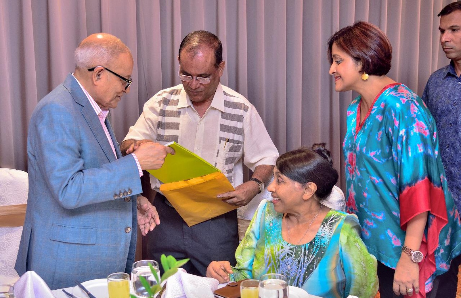 ކުރީގެ ރައީސް މައުމޫންގެ ދެކަނބަލުން ލަންކާގައި އުޅޭ ދިވެހީންނާ ބައްދަލުކުރުމުގެ ތެރެއިން.-- ފޮޓޯ: އެމްއާރުއެމް