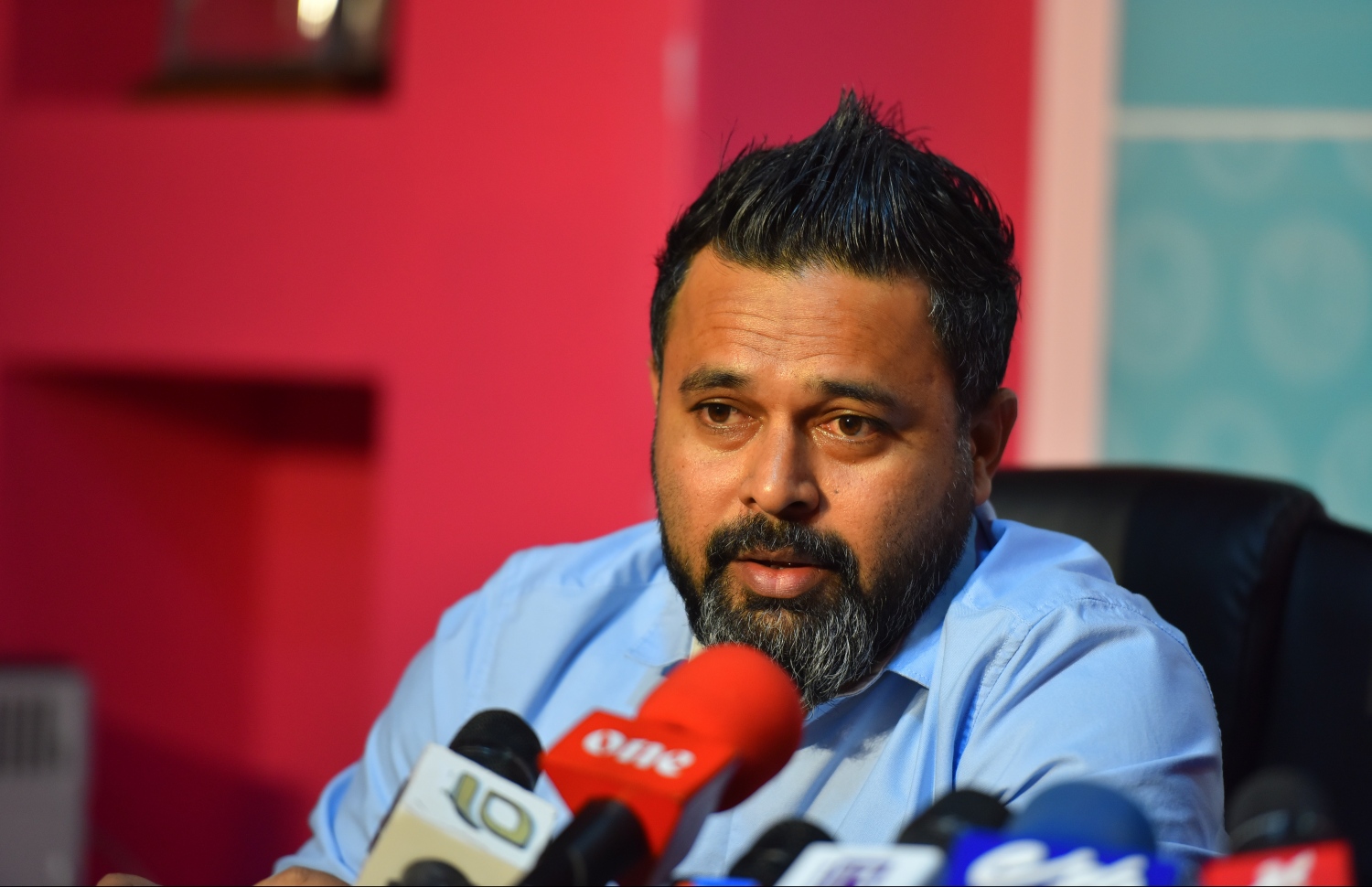 ޕީއެންސީގެ އޮފީހުގައި ބޭއްވި ނޫސްވެރިންގެ ބައްދަލުވުމުގައި ޕީޕީއެމްގެ ނައިބު ރައީސް އަދި ނައިފަރު ދާއިރަާގެ މެމްބަރު ޝިޔާމް ވާހަކަދައްކަވަނީ؛-- ފޮޓޯ: ހުސެއިން ވަހީދު/ މިހާރު