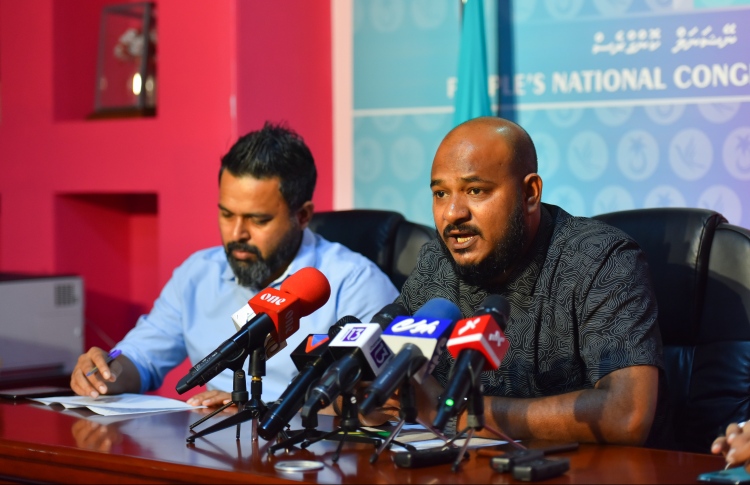 މުޒާހަރާ ކުރަން އުޅޭތީ އިދިކޮޅު ފުލުހަށް ހާޒިރުކޮށްފި