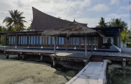 ހުޅުމާލޭ ދެވަނަ ފިޔަވަހީގައި ހިމެނޭ ކުރީގެ ކްލަބް މެޑްގެ ކޮފީ ޝޮޕް: އެ ފިޔަވަހީގެ މަގު ހެދުމުގެ މަޝްރޫއުގެ އޮފީހަކަށް ބޭނުންކުރަން މި ތަނުގައި ކުރި ކުޑަ މަރާމާތަކަށް އެޗުޑީސީން ދެ މިލިއަން ޑޮލަރު ހޭދަކުރި ކަމަށް ވޭ.