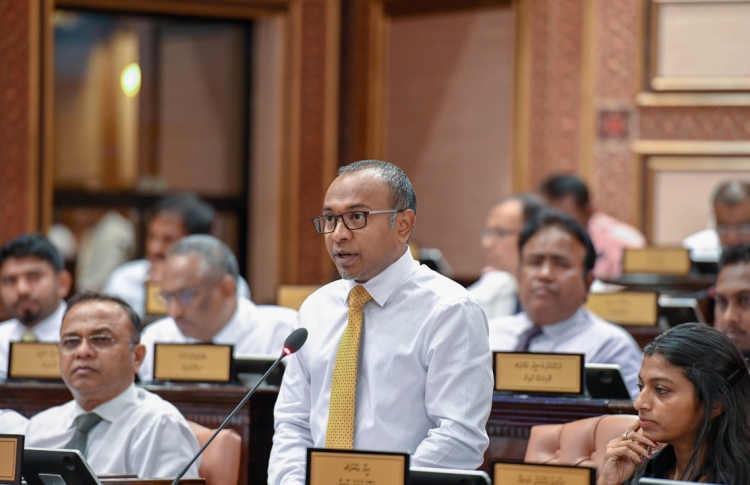 ތަރައްގީގެ ނަމުގައި ތަރިކަ ނެތިކޮށްލަން ޔާމީން އުޅުއްވި