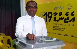 Henveiru Central MP Ali Azim casts his vote in the Maldivian Democratic Party (MDP)'s Parliamentary Group election. PHOTO: MDP SECRETARIAT