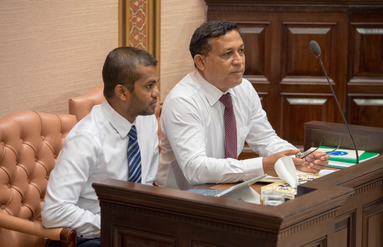 ރައްޔިތުންގެ މަޖިލިހުގެ މިއަދުގެ ޖަލްސާގައި ޕްލޭނިން މިނިސްޓަރު (ކ) ބައިވެރިވެވަޑައިގަންނަވަނީ. މެމްބަރުން ކުރެއްވި ސުވާލުތަކަށް ޖަވާބު ދެއްވި. --- ފޮޓޯ: މަޖިލިސް