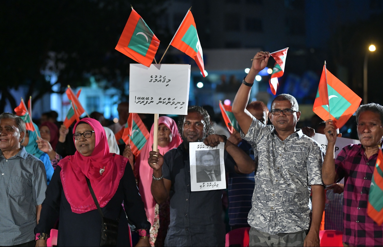 އިދިކޮޅު ކޯލިޝަނުން ކާނިވާ ސަރަހައްދުގައި މިރޭ ބޭއްވި އެއްވުމުގައި ބައިވެރިވި ބައެއް މީހުން.---ފޮޓޯ: ހުސައިން ވަހީދު/މިހާރު