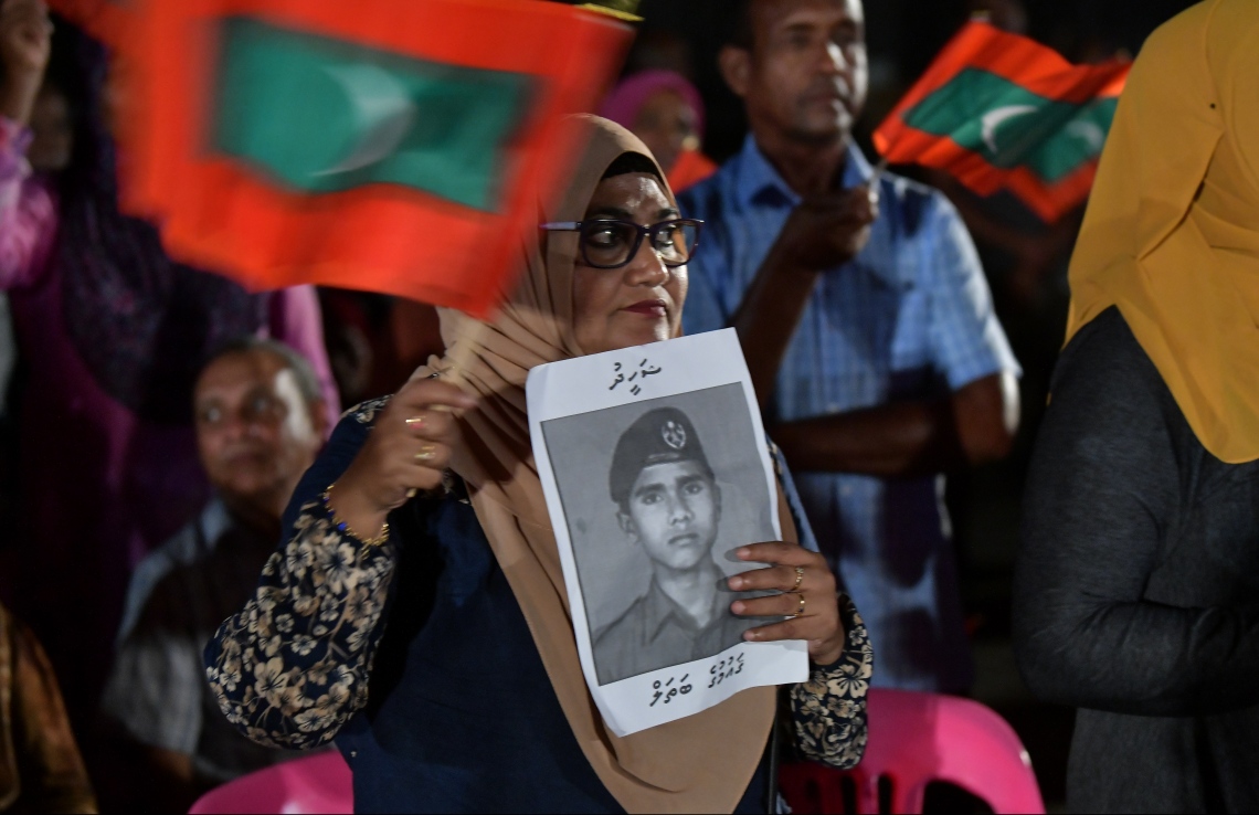 މާލެ: ޖުލައި 5، 2019- ވެރިކަން ގެއްލުނު ފަހުން ސަރުކާރާ ދެކޮޅަށް ޕީޕީއެމް/ޕީއެންސީގެ އިދިކޮޅު ކޯލިޝަނުން އިންތިޒާމުކޮށްގެން ކާނިވާ ސަރަހައްދުގައި ބޭއްވި ފުރަތަމަ ޖަލްސާގެ ތެރެއިން.---ފޮޓޯ: ހުސައިން ވަހީދު/ މިހާރު