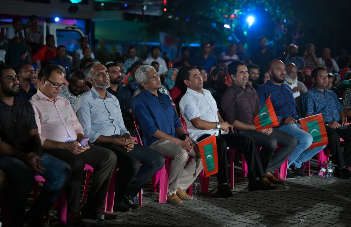 މާލެ: ޖުލައި 5، 2019- ވެރިކަން ގެއްލުނު ފަހުން ސަރުކާރާ ދެކޮޅަށް ޕީޕީއެމް/ޕީއެންސީގެ އިދިކޮޅު ކޯލިޝަނުން އިންތިޒާމުކޮށްގެން ކާނިވާ ސަރަހައްދުގައި ބޭއްވި ފުރަތަމަ ޖަލްސާގައި އިދިކޮޅު ލީޑަރު އަދި ކުރީގެ ރައީސް އަބްދުﷲ ޔާމީން އަދި ކޯލިޝަންގެ ބައެއް އިސްވެރިން ބައިވެރިވެވަޑައިގަންނަވަނީ.---ފޮޓޯ: ހުސައިން ވަހީދު/ މިހާރު