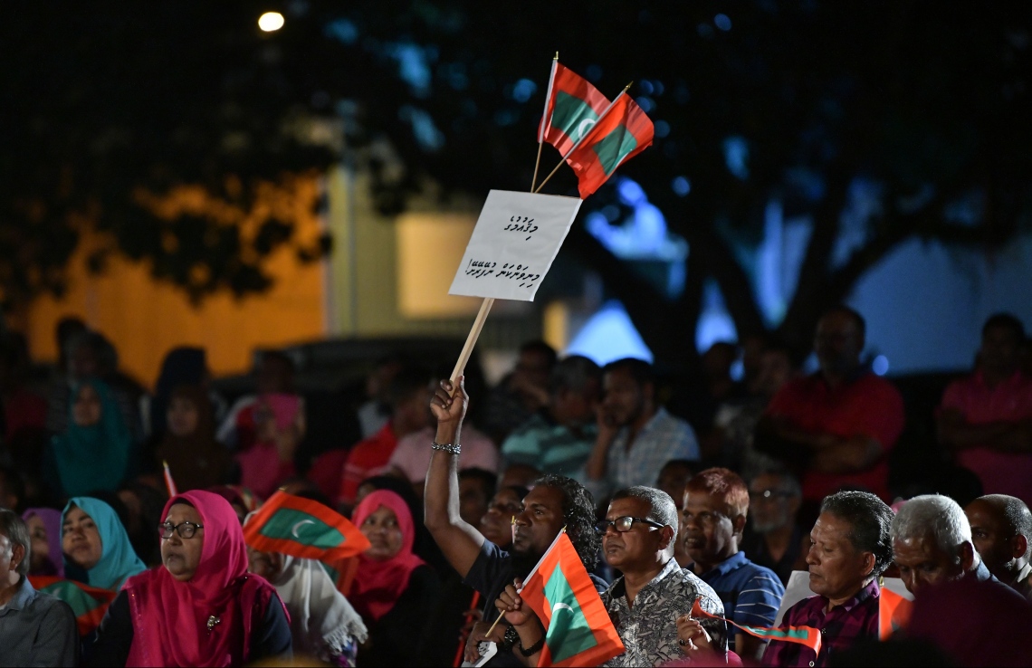 މާލެ: ޖުލައި 5، 2019- ވެރިކަން ގެއްލުނު ފަހުން ސަރުކާރާ ދެކޮޅަށް ޕީޕީއެމް/ޕީއެންސީގެ އިދިކޮޅު ކޯލިޝަނުން އިންތިޒާމުކޮށްގެން ކާނިވާ ސަރަހައްދުގައި ބޭއްވި ފުރަތަމަ ޖަލްސާގެ ތެރެއިން.---ފޮޓޯ: ހުސައިން ވަހީދު/ މިހާރު