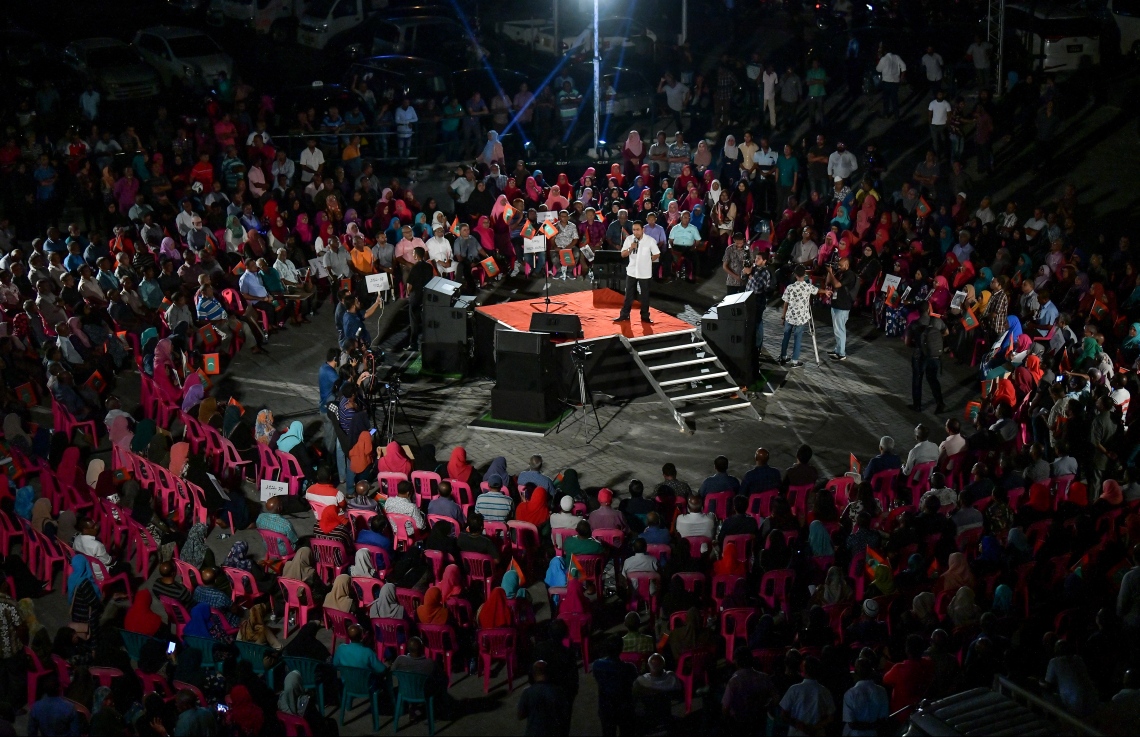 މާލެ: ޖުލައި 5، 2019- ވެރިކަން ގެއްލުނު ފަހުން ސަރުކާރާ ދެކޮޅަށް ޕީޕީއެމް/ޕީއެންސީގެ އިދިކޮޅު ކޯލިޝަނުން އިންތިޒާމުކޮށްގެން ކާނިވާ ސަރަހައްދުގައި ބޭއްވި ފުރަތަމަ ޖަލްސާގައި އިދިކޮޅު ލީޑަރު އަދި ކުރީގެ ރައީސް އަބްދުﷲ ޔާމީން ވާހަކަދައްކަވަނީ.---ފޮޓޯ: ހުސައިން ވަހީދު/ މިހާރު