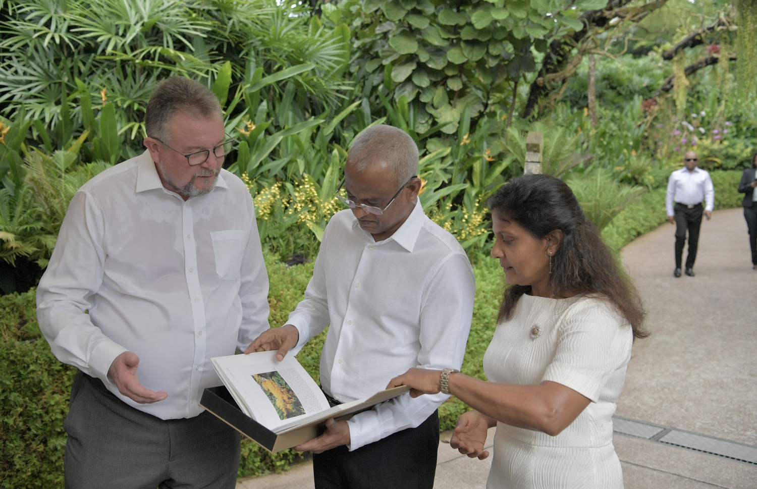 ރައީސްގެ ދެކަނބަލުން އޯކިޑްތައް ބައްލަވާލައްވަނީ. --ފޮޓޯ: ރައީސް އޮފީސް