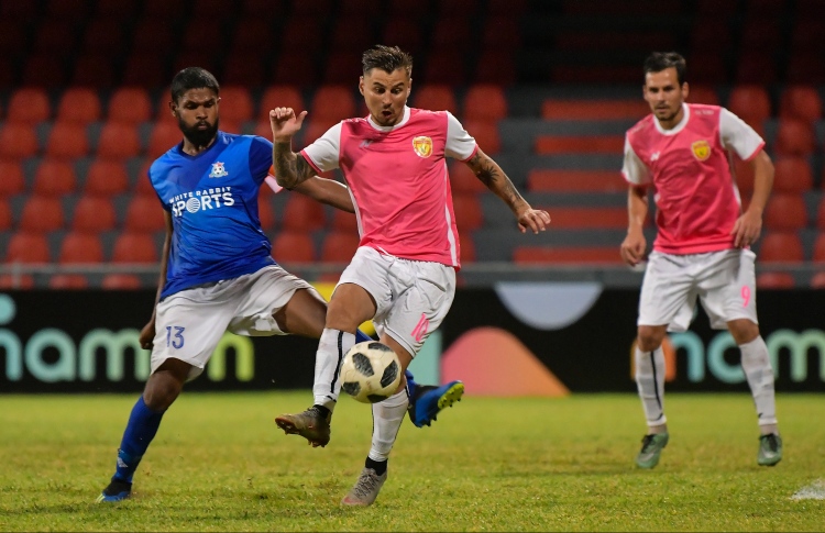 ފަހަތުން އަރައި ޔޫވީން ނިލަންދޫ ބަލިކޮށްފި