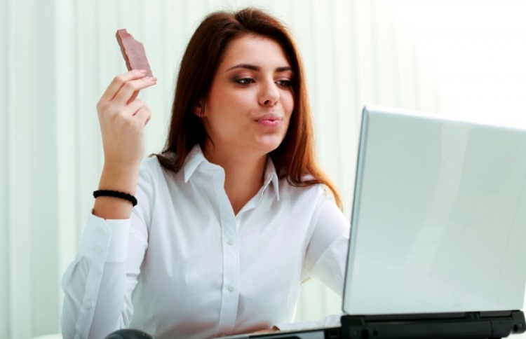 މަސައްކަތުގައި އުޅޭއިރު ޗޮކްލެޓް ކެއުން ރަނގަޅު